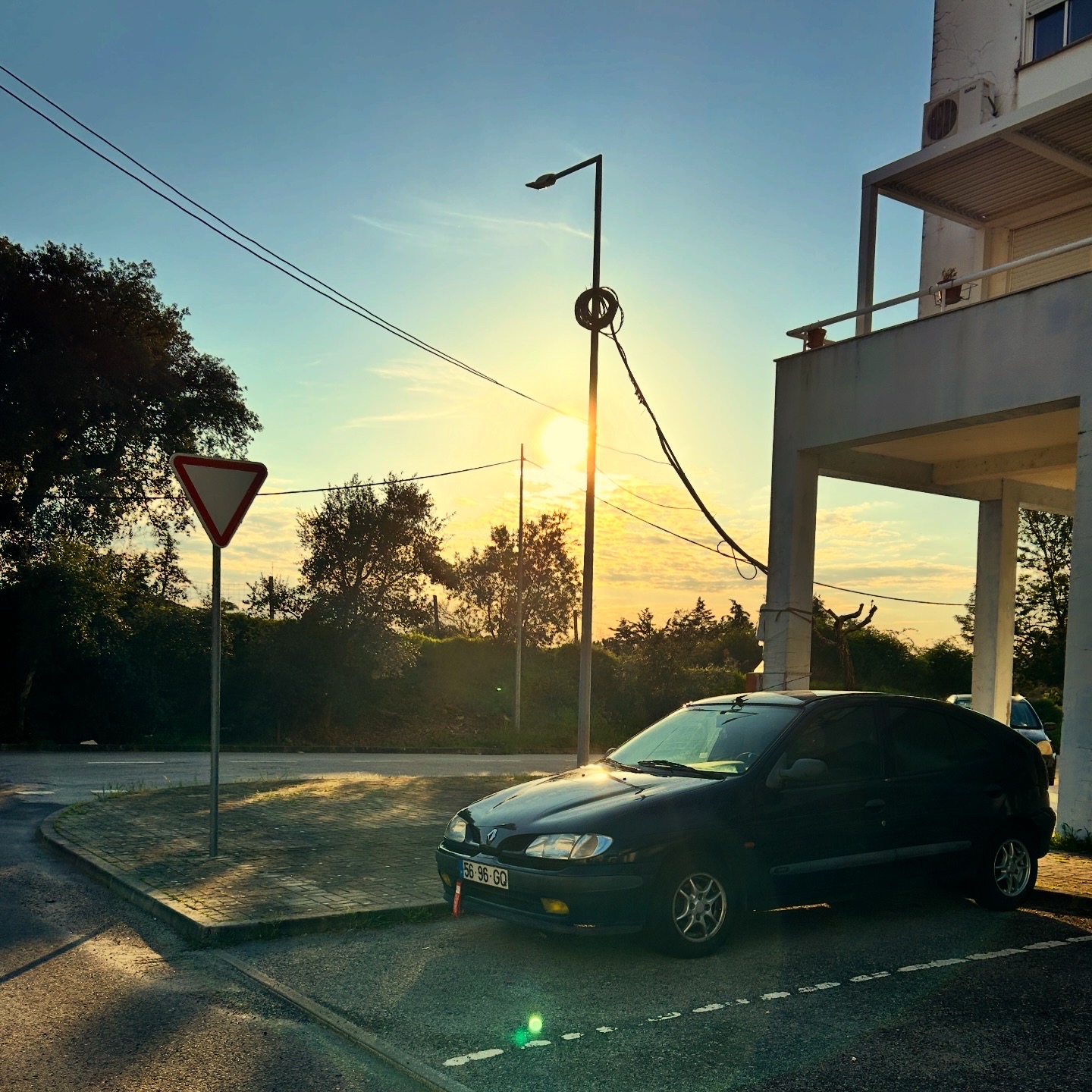 Carro ao pôr do sol