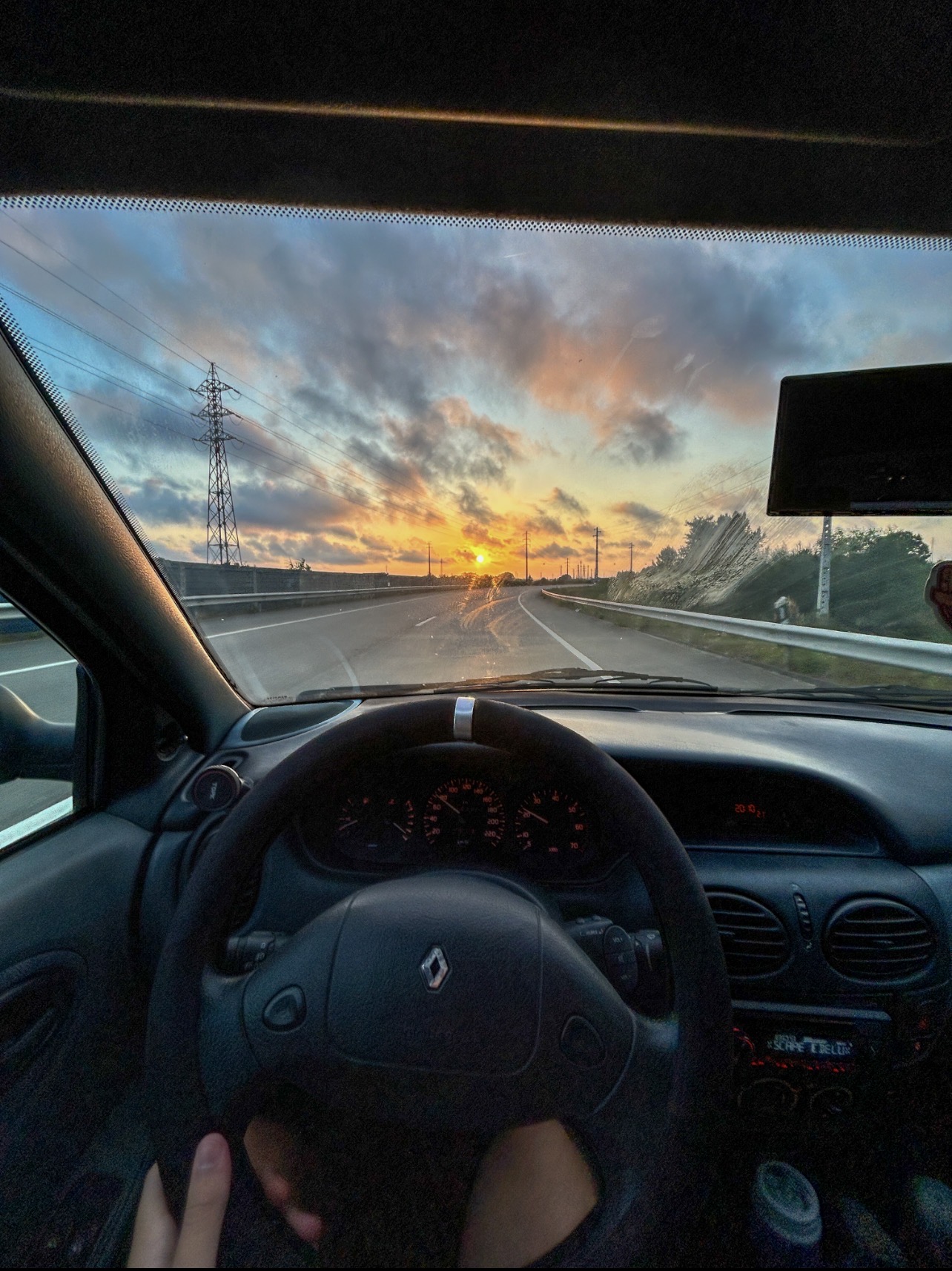 Vista de dentro do carro ao pôr do sol